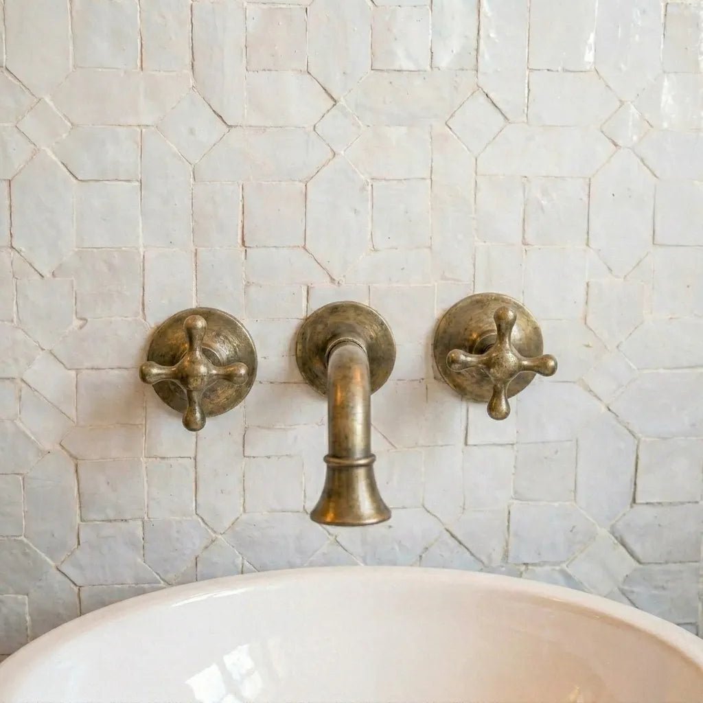 Classic European Vintage Brass Bathroom Wall Faucet - Image 3